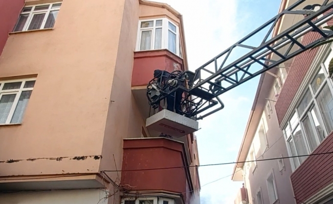 3 katlı binada çıkan yangında mahsur kalan kadını itfaiye kurtardı