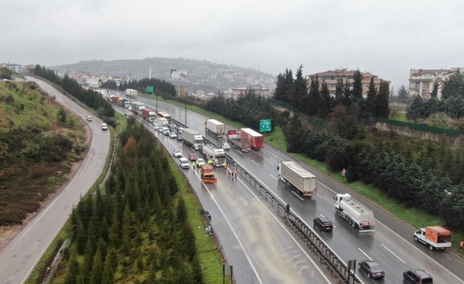 4 kişinin yaralandığı zincirleme trafik kazası, TEM’i trafiğe kapattı