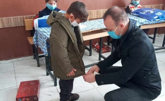 Ağrı Milli Eğitim Müdürü Tekin, ihtiyaç sahibi öğrencilere giyim yardımı dağıttı