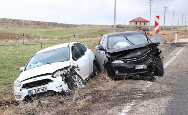 Aksaray’da iki otomobil çarpıştı: 1’i bebek 5 yaralı