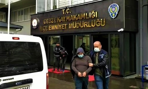 Araçların camını kırıp içindeki ziynet eşyalarını çalan hırsızlar yakalandı