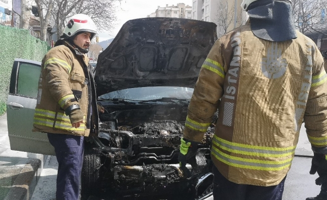 Ataşehir’de park halindeki araç alev alev yandı