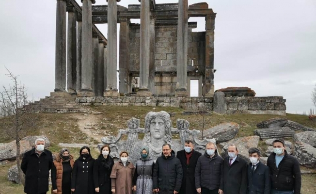 Bakan Kasapoğlu Aizanoi Antik Kenti’ni ziyaret etti