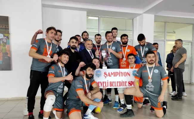 Develi Belediyespor şampiyonluk kupasını kaldırdı