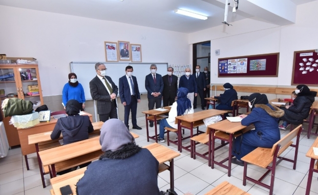 (Düzeltme) Başkan Kılca ve Kaymakam Parlar’dan BM Göçmen Bürosu’nun kursuna ziyaret