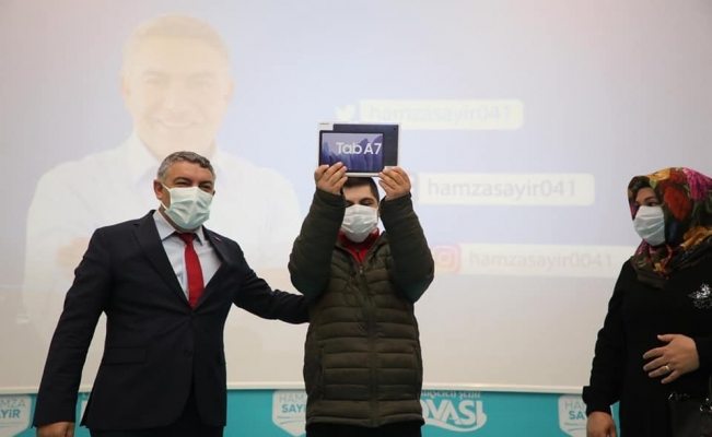 Engelli öğrencilere tablet hediye edildi