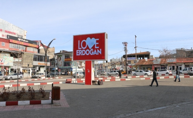 Erciş’de LED ekranlara yansıtılan “Love Erdoğan” görseline vatandaşlardan destek