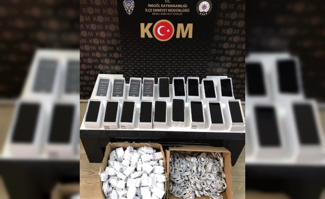 Gümrük kaçağı akıllı telefonları kargodan alırken yakalandı