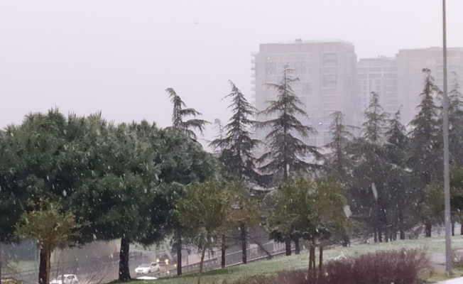 İstanbul’da aniden bastıran kar yağışı yerleri beyaza bürüdü