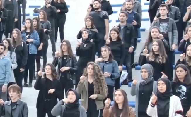 İstiklal Marşını işaret diliyle seslendirdiler