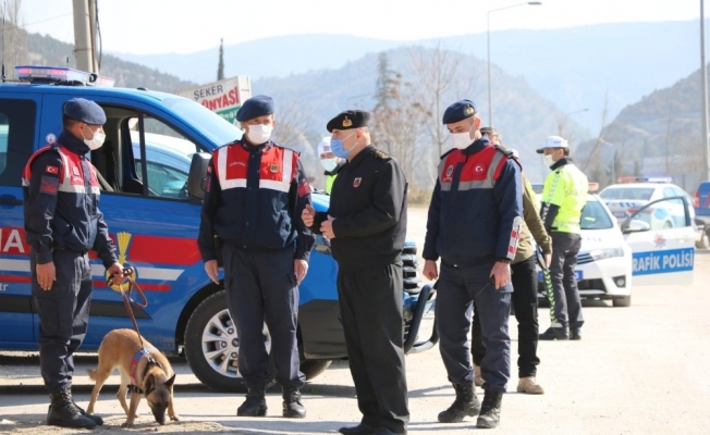 Jandarmadan hem denetim hem de kadınlara karanfil