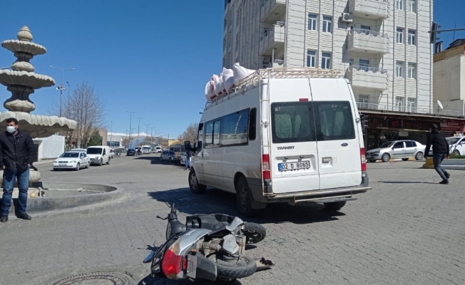 Kahta’da motosiklet ile minibüs çarpıştı: 2 yaralı