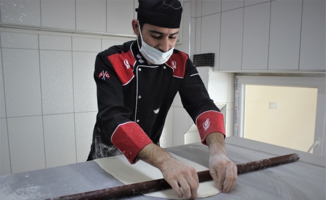 Kahveli baklava yaptı, siparişlere yetişemiyor