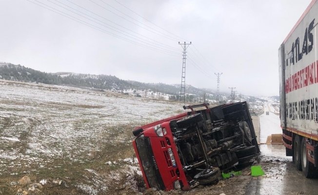 Karaman’da devrilen kamyonetin sürücüsü yara almadan kurtuldu