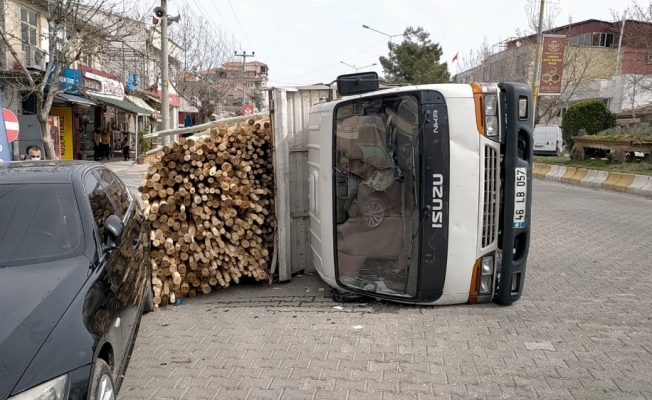 Kavak yüklü kamyonet devrildi