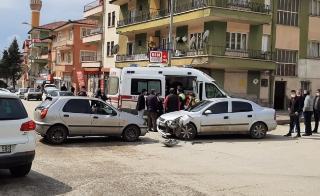 Kırıkkale’de iki otomobil kafa kafaya çarpıştı: 2 yaralı