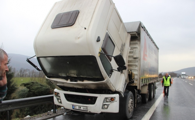 Kozmetik hammaddesi yüklü kamyonda korkutan yangın