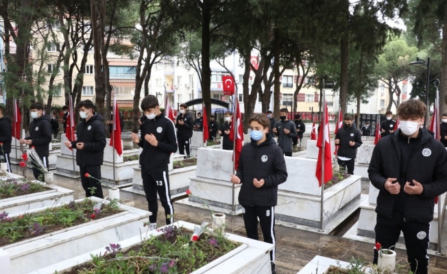 Manisa FK Akademi’nin sporcuları şehitlikte dua etti