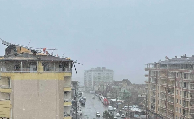 Şiddetli rüzgarda 7 katlı binanın çatısı uçtu