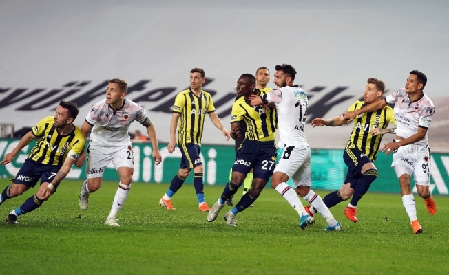 Süper Lig: Fenerbahçe: 1 - Gençlerbirliği: 1 (İlk yarı)