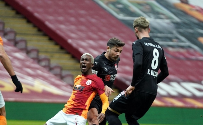 Süper Lig: Galatasaray: 1 - DG Sivasspor: 2 (İlk yarı)