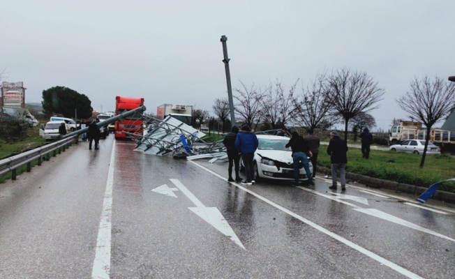 Tır tabelaları uçurdu, Bursa-Yalova yolunda trafik durdu