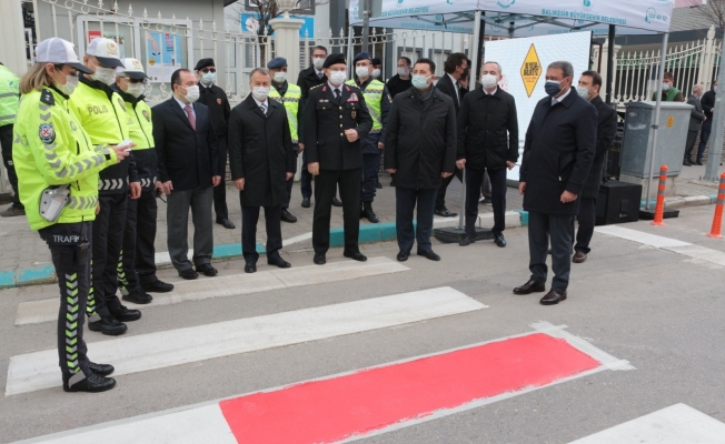 Yaya geçitlerine kırmızı çizgi çekildi