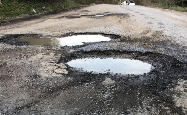 Adeta köstebek yuvasına dönen yola tepki