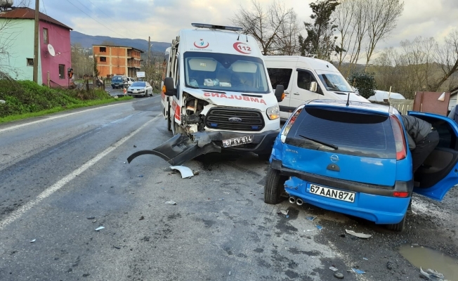Ambulans ile otomobil çarpıştı: 4 yaralı