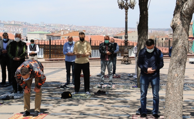 Ankara’da cuma namazı pandemi şartları altında kılındı