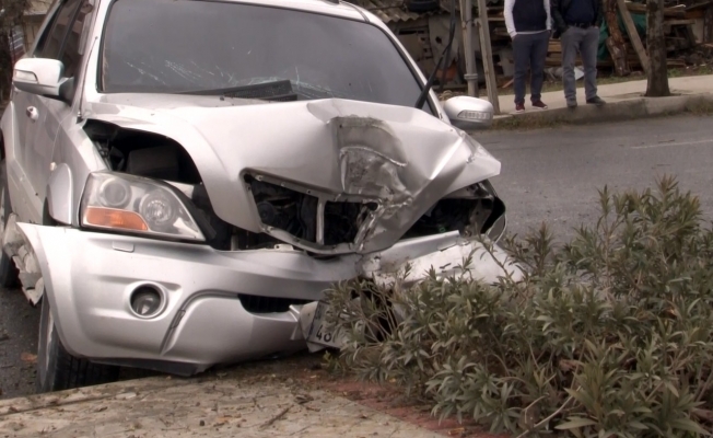 Arnavutköy’de kontrolden çıkan cip refüjdeki ağaca çarptı