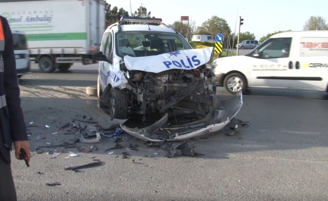 Arnavutköy’de polis otosuyla pikap çarpıştı, 2 polis yaralandı