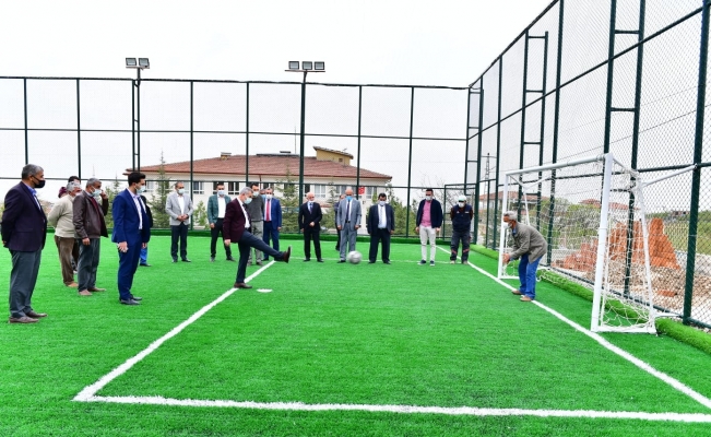 Başkan Çınar, yapımı tamamlanan semt sahasını inceledi