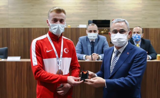 Başkan Işık, milli atlet Türker’i ödüllendirdi