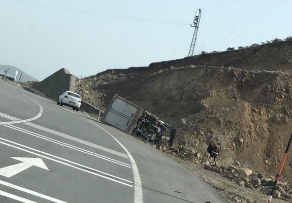 Bingöl’de kamyon devrildi, sürücü hafif yaralandı