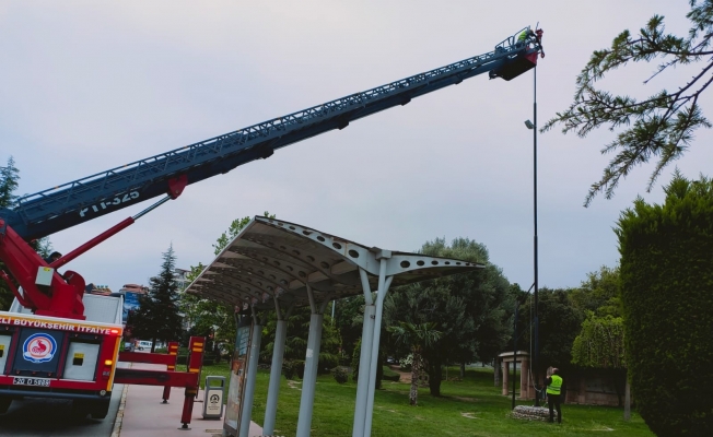 Boş olan direklere ekipler Türk Bayrağı astı