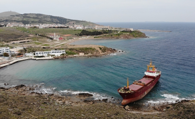 Bozcaada’da karaya oturan gemi kurtarılmayı bekliyor