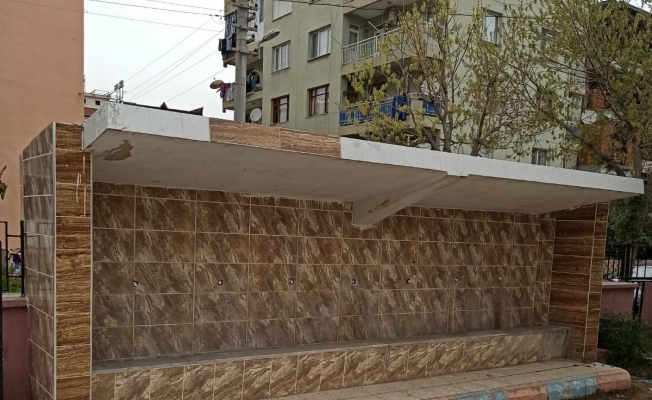 Cami ve okulun musluklarını çaldılar