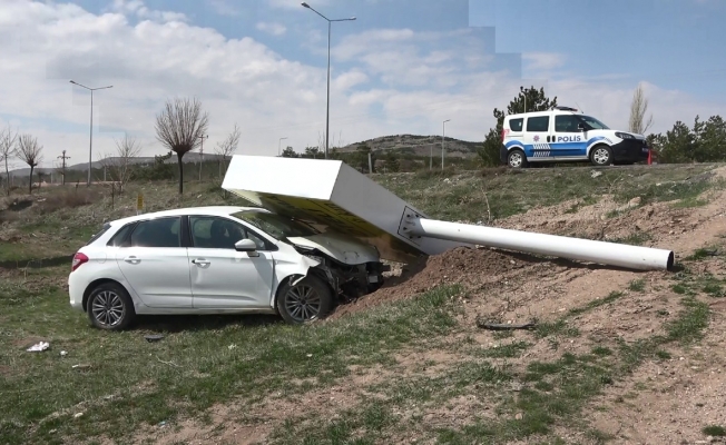 Çarptığı tabela otomobilin üzerine devrildi: 1 yaralı