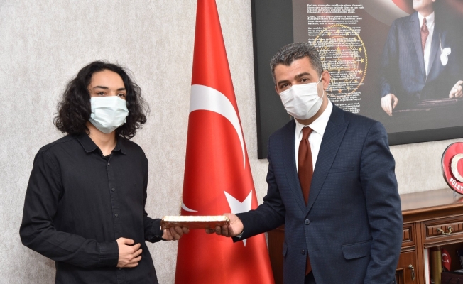 Denizli’nin genç fizikçisi gümüş madalya kazandı