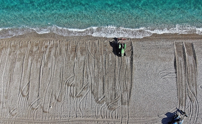 Dünyaca ünlü sahil traktörlerle tarla gibi sürülüp sezona hazırlanıyor
