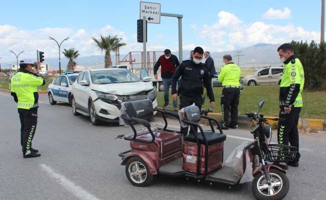 Elektrikli motosiklet ile arazi aracı çarpıştı: 3 yaralı