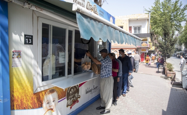 Hayırsever, 5 bin ekmeğin parasını ödedi, vatandaş ekmeği ücretsiz aldı