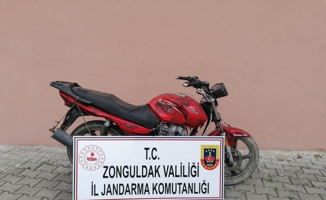 İkamet önünden motosiklet çalan 3 kişi yakalandı