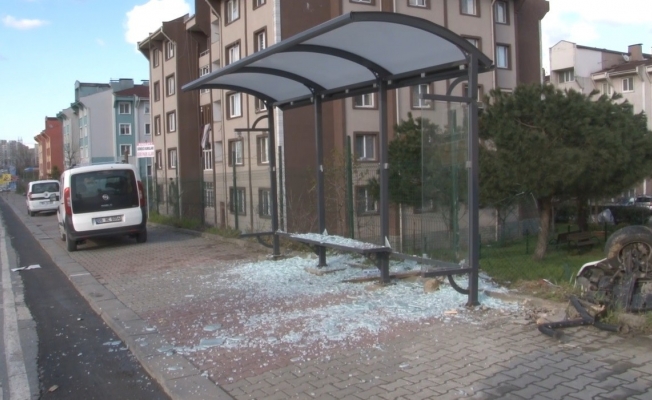 Kamyonet durağa çarpıp takla attı, kimsenin olmaması faciayı önledi