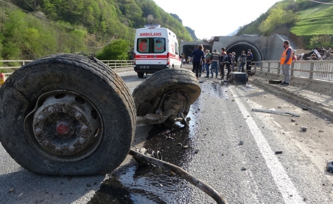 Kaza sonrası ortalık savaş alanına döndü