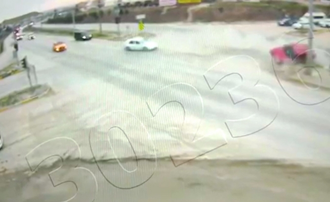 Kırıkkale’de iki otomobilin çarpıştığı kaza anı güvenlik kamerasında