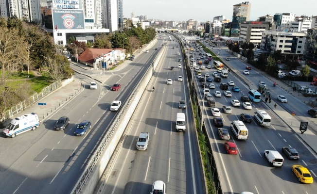 Kısıtlama saati değişti, trafikte yoğunluk erkenden başladı