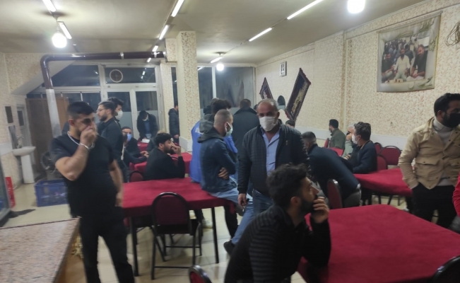 Kısıtlamada &quot;yok artık dedirten görüntü&quot;...Polisi karşısında gördü, iskambil oynamaya devam etti