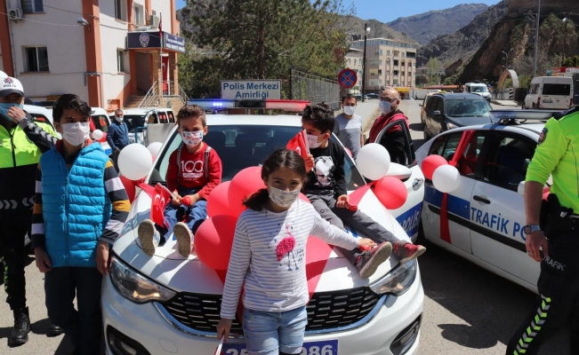 Oltu’da polislerden 23 Nisan kutlaması